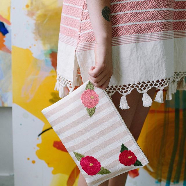 🎉😊@ravenroxanne invited us to join in on an AMAZING giveaway with @lfjewels @dailyharvest and @simplyframed 🎉We're giving  away a Miramar Tunic and Flora Clutch 💫 Check the link 👆to enter!